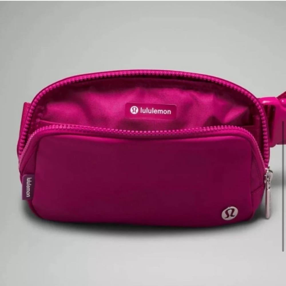 Everywhere Belt Bag 1L Wild Berry - Picture 4 of 7